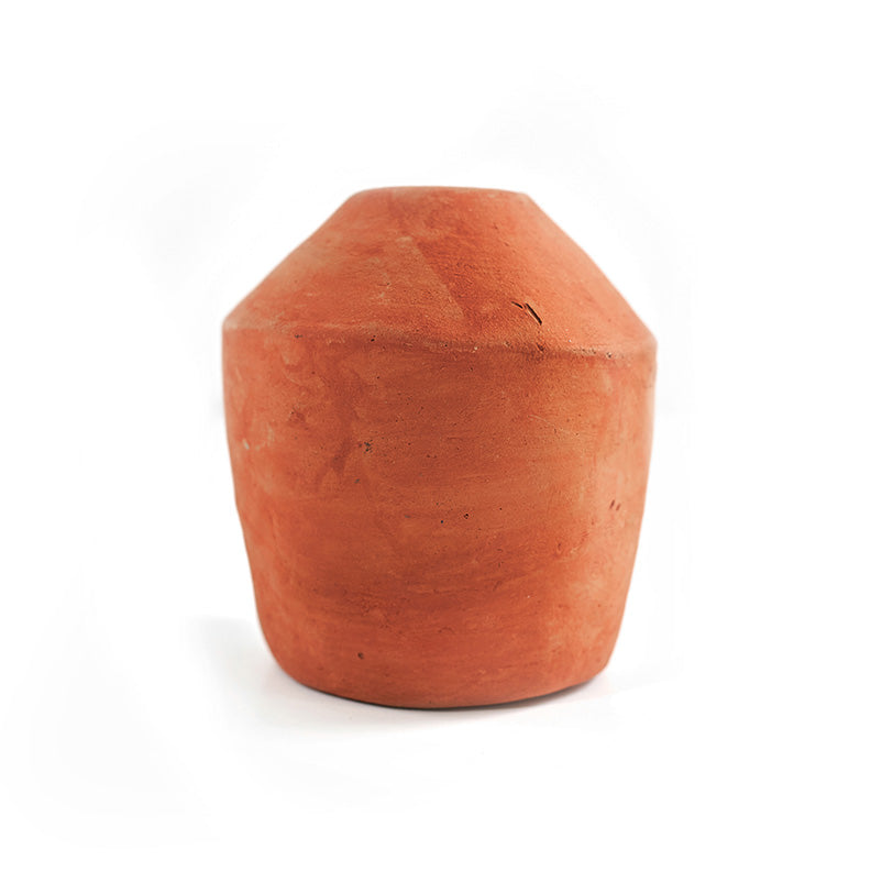 Kiff Kiff Pot. Clay pot on white from the side.